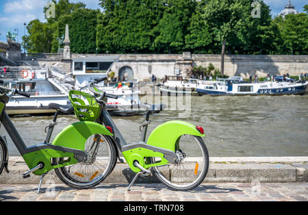 Paris rue verte transport louer des vélos hybrides avec électronique de paiement pour voyager autour de la ville sur les bords de Seine w Banque D'Images