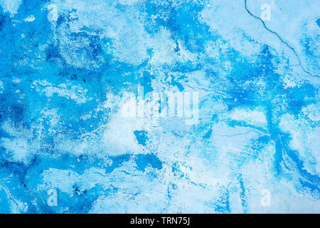 Grunge fissuration mur de plâtre peint bleu texture background. Banque D'Images