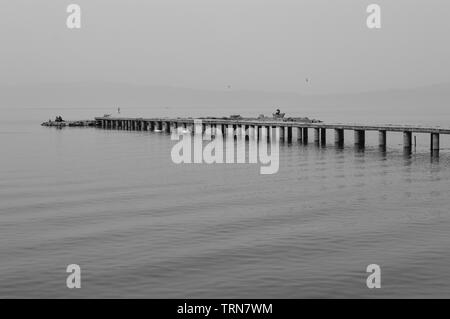 Mole en pierre au bord du lac Ohrid, la photographie noir et blanc Banque D'Images