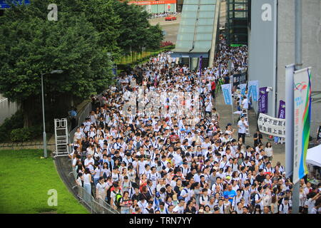 La foule protester au rallye. Plus de 150 000 manifestants sont descendus dans les rues de Hong Kong dimanche pour s'opposer à un projet de loi sur l'extradition controversée Banque D'Images