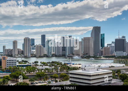 Miami, FL, United States od Nord - 20 avril 2019 - Centre-ville de Miami Skyline vue de Dodge Island à Biscayne Bay à Miami, Floride, USA. Banque D'Images