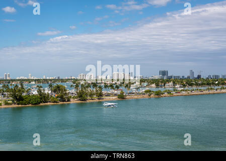 Miami, FL, United States - 20 Avril 2019 : Avis de MacArthur Causeway et îles vénitiennes à Biscayne Bay à Miami, Floride, États-Unis d'Amérique Banque D'Images