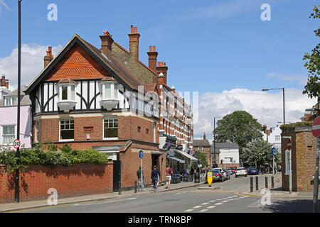 Wimbledon Village : boutiques et restaurants au coin de Wimbledon Common et la rue principale dans ce domaine riche à proximité du célèbre club de tennis. Banque D'Images