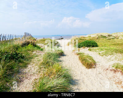 Sentier sur des dunes à West Wittering plage à marée basse un jour de printemps. Banque D'Images