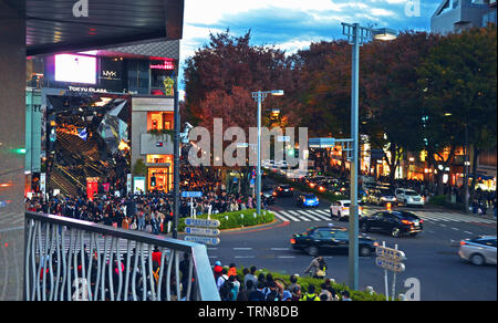 Tokyo, Japon - 23 novembre 2018 : les rues achalandées à Harajuku à l'heure de pointe Banque D'Images