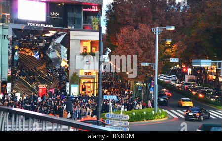 Tokyo, Japon - 23 novembre 2018 : les rues achalandées à Harajuku à l'heure de pointe Banque D'Images