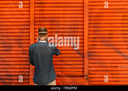 Madrid, Espagne - juin 9, 2019 : peinture artiste storefront dans quartier Malasana à Madrid pendant le Festival de Graffiti. Malasana est l'un des plus branchés nei Banque D'Images