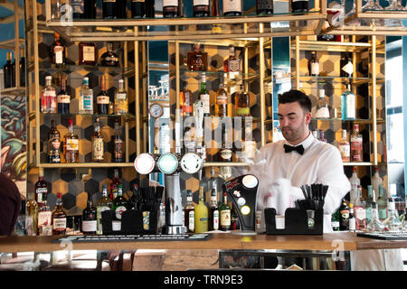 Doncaster, Royaume-Uni - 11 mai 2019 : Barman verres de polissage à La Boca restaurant & Steakhouse, Netherhall Road 1 Banque D'Images