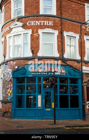 Doncaster, Royaume-Uni - 11 mai 2019 : peinture murale graffiti fleur décore l'extérieur de la Boca restaurant & Steakhouse, Netherhall Road 1 Banque D'Images