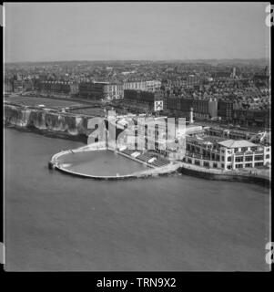 Bassin de baignade Cliftonville (Margate Lido), Kent, 1954. Organisateur : Aerofilms. Banque D'Images