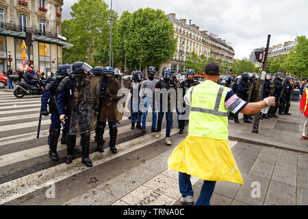 Paris, France. 8 juin, 2019. Face à face entre jaune et la police anti-émeute le 8 juin 2019 à Paris, France. Banque D'Images