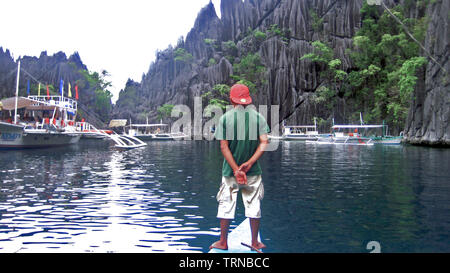 Le parking pour les bateaux allant de quietude Productions lake est clair et plongée avec tuba dignes. La formation rocheuse et la végétation est un spectacle à voir. Banque D'Images