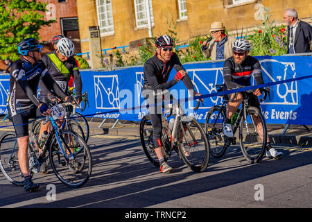 Juin 2019, Norwich 100 tour de vélo : Les cyclistes alignés au début en attendant le moment où la machine pour démarrer le compte à rebours pour le début de leur 100m c Banque D'Images