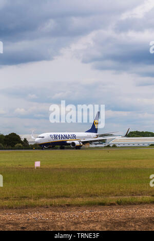 Ryanair Boeing 737-800 sur la piste de l'aéroport de Southend Banque D'Images