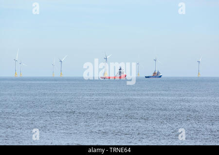 Parc à éoliennes offshore d'Aberdeen Bay à côté de navires, Aberdeenshire, Écosse, Royaume-Uni Banque D'Images