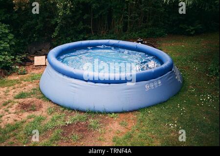 Piscine gonflable de pop up , Medstead, Alton, Hampshire, Angleterre, Royaume-Uni. Banque D'Images