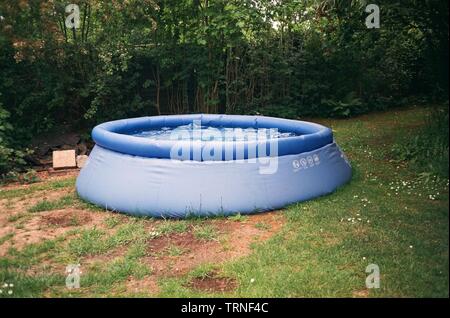 Piscine gonflable de pop up , Medstead, Alton, Hampshire, Angleterre, Royaume-Uni. Banque D'Images