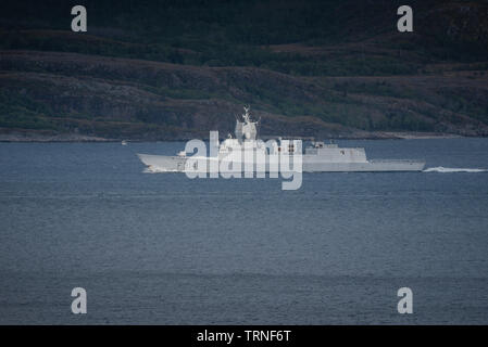 HNoMS Thor Heyerdahl (F314) voile de la route maritime vers le nord de l'île, la Norvège passé Leka, été 2019. Banque D'Images