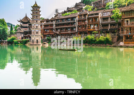 Ancienne Fenghuang phoenix ville paysage avec la pagode Wanming dans Hunan Chine Banque D'Images