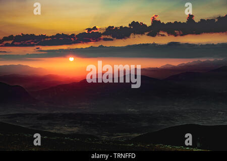 Coucher du soleil sur les montagnes des Abruzzes Banque D'Images