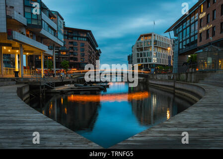 Vue d'Oslo, Aker Brygge au crépuscule de l'entrée du port à l'intérieur de la zone de la nouvellement développé quartier du port d'Aker Brygge à Oslo, Norvège. Banque D'Images