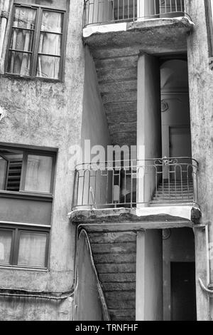 Apartment Building in vieux Lyon en noir et blanc Banque D'Images