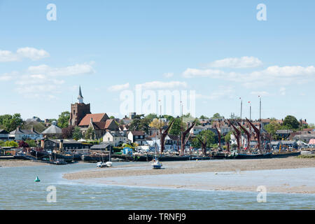 Avis de Maldon avec la rivière Blackwater et les barges de la Tamise Banque D'Images