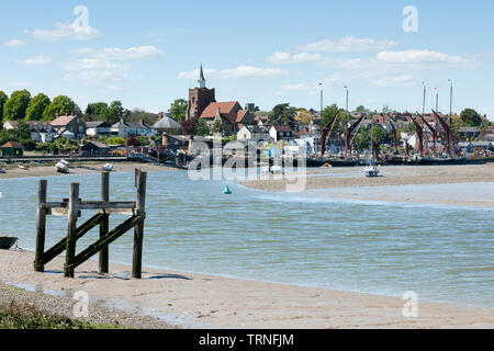 Avis de Maldon avec la rivière Blackwater et les barges de la Tamise Banque D'Images