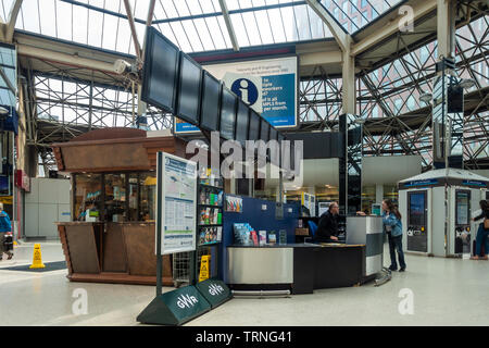 Le bureau d'information et électroniques tableaux des départs dans le hall principal de la gare de Reading à Reading, Berkshire, Royaume-Uni Banque D'Images