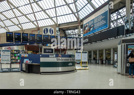 Le bureau d'information et électroniques tableaux des départs dans le hall principal de la gare de Reading à Reading, Berkshire, Royaume-Uni Banque D'Images