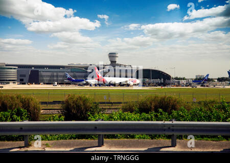 Miami, Floride, USA - 9 mai 2013 : photo panoramique du célèbre l'Aéroport International de Miami avec beaucoup d'avions, le chargement et le déchargement d'un passager Banque D'Images