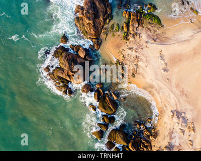 Rochers sur la côte de Kirinda près de Parc national de Yala, au Sri Lanka. Banque D'Images