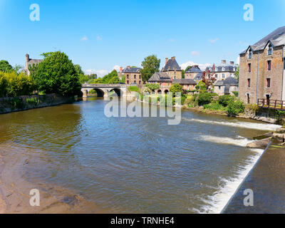 L'eau claire de la rivière Sélune traverse aver une cascade comme il coule doucement à travers Ducey-les-Cheris, France. Banque D'Images