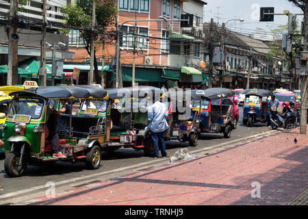 Rangée de Tuk Tuk dans le centre de Bangkok Banque D'Images