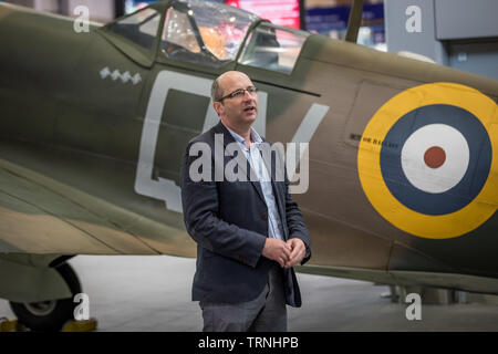 Londres, Royaume-Uni. 31 mai 2019. John Delaney, Musée impérial de la guerre La Seconde Guerre mondiale, conservateur, est interviewé dans un avion Spitfire réplique est inauguré sur le hall de gare à la Station London Bridge par l'Imperial War Museum (IWM) pour marquer 75 années depuis le D-Day. Le Spitfire a fourni un appui aérien essentiel pour les débarquements du jour comme chasseur-bombardier. Crédit : Guy Josse/Alamy Live News Banque D'Images