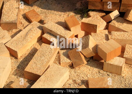 Bois a été sciées en petits morceaux et empilés Banque D'Images