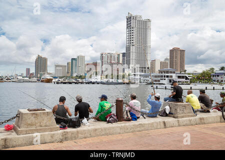 Manille, Philippines - 7 août 2016 : Les hommes sont à la pêche dans la baie de Manille Banque D'Images