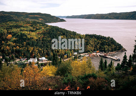 Vue sur le pic de Sainte Rose du nord Village de Québec. Temps d'automne. Banque D'Images