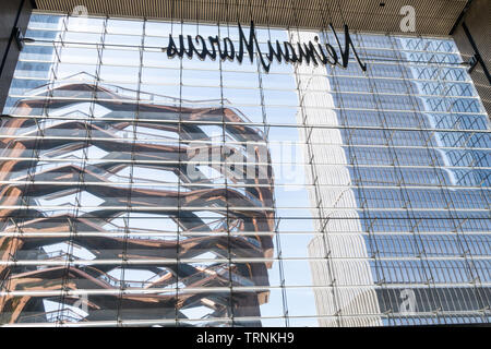 Le navire en vue de l'intérieur de l'Hudson Yards Shopping Complex, NYC, USA Banque D'Images