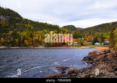 Vue sur le lac du village de Sainte Rose du Nord au Québec. Temps d'automne Banque D'Images