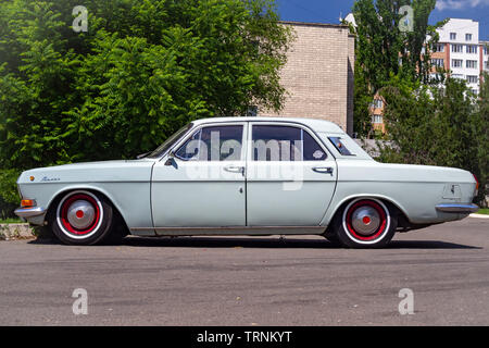 CHISINAU, MOLDOVA-Juin 10, 2019 : GAZ-24 Volga' à 'les rues de la ville Banque D'Images