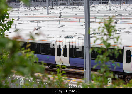 L'image montre la nouvelle traverse la classe Bombardier trains 345 assis dans des voies de garage à l'ancienne commune de chêne,Londres la semaine dernière.Les trains étaient destinés à être en marche maintenant, mais des retards dans la nouvelle ligne signifie qu'ils pourraient ne pas être utilisés jusqu'en 2021. Nouvelles photos aériennes montrent des dizaines de traverse de neuf trains de high-tech au repos dans un Londres depot en attente d'être utilisé. Les trains font partie d'une flotte de 1 milliard de livres sterling commandée pour le projet ferroviaire phare qu'on estime à 17,6 milliards de livres autour de l'établissement des coûts. Traverse ont acheté 70 trains, qui ont chacun une capacité de 1 500 passagers, mais seulement 15 d'entre eux sont en cours d'utilisation sur les ex Banque D'Images