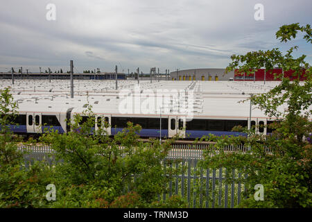 L'image montre la nouvelle traverse la classe Bombardier trains 345 assis dans des voies de garage à l'ancienne commune de chêne,Londres la semaine dernière.Les trains étaient destinés à être en marche maintenant, mais des retards dans la nouvelle ligne signifie qu'ils pourraient ne pas être utilisés jusqu'en 2021. Nouvelles photos aériennes montrent des dizaines de traverse de neuf trains de high-tech au repos dans un Londres depot en attente d'être utilisé. Les trains font partie d'une flotte de 1 milliard de livres sterling commandée pour le projet ferroviaire phare qu'on estime à 17,6 milliards de livres autour de l'établissement des coûts. Traverse ont acheté 70 trains, qui ont chacun une capacité de 1 500 passagers, mais seulement 15 d'entre eux sont en cours d'utilisation sur les ex Banque D'Images