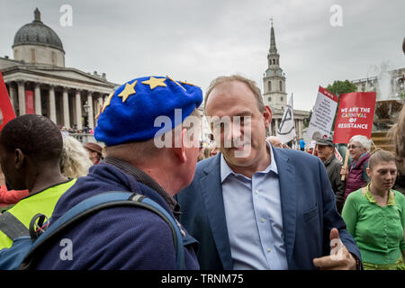 Parti libéral-démocrate Ed Davey MP se joint à la protestation dans Trafalgar Square contre nous président Donald Trump's UK visite d'état. Banque D'Images