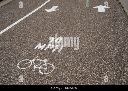 Voie cyclable peinte sur la chaussée indique une limite de vitesse de 10 milles à l'heure pour les cyclistes Banque D'Images