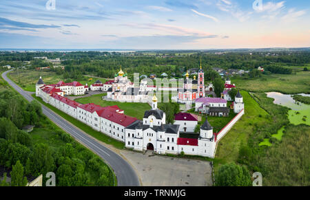 Vue aérienne de Trinity-Sergius Varnitsky monastère à Rostov Veliky, oblast de Iaroslavl, en Russie Banque D'Images