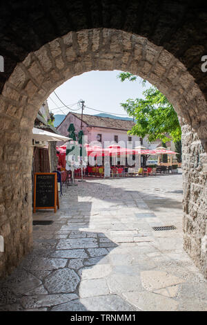 Un carré dans la zone de vieille ville de la ville de Trebinje, situé dans la Republika Srpska, en Bosnie-Herzégovine. Banque D'Images