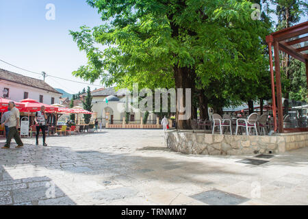Un carré dans la zone de vieille ville de la ville de Trebinje, situé dans la Republika Srpska, en Bosnie-Herzégovine. Banque D'Images