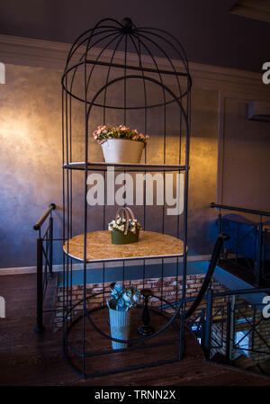 Fragment de l'intérieur du restaurant dans le style loft, décoré de fleurs artificielles Banque D'Images