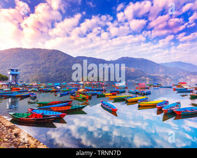 Le Népal colorés en Parking Bateaux lac Phewa Pokhara.avec la réflexion du ciel dans le lac Pokhara au Népal. Banque D'Images